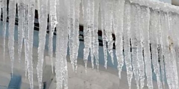 У Тернополі очищають покрівлі будинків від крижаних налипань (Відео)