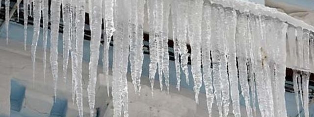 У Тернополі очищають покрівлі будинків від крижаних налипань (Відео)