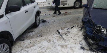 На вулиці Львівська у Тернополі не розминулися три автомобілі, постражадав пішохід