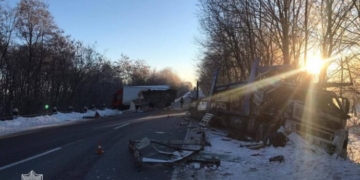 ДТП на Тернопільщині: біля села Кам’янки Підволочиського району зіткнулися вантажівки марки Volvo та Iveco