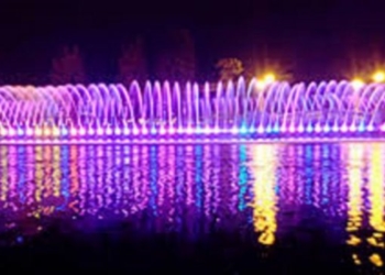 Допоможіть встановити особу: у Тернополі невідомий викрав кабель з аераційного фонтану (відео)