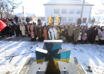 У центрі Залізців відкрили пам’ятник Героям Небесної Сотні (Фото, відео)