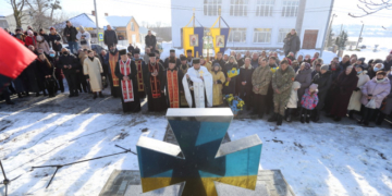 У центрі Залізців відкрили пам’ятник Героям Небесної Сотні (Фото, відео)