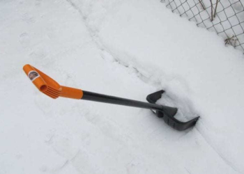 Гідний приклад: у Тернополі хлопці допомагали прибирати сніг на території лікарні міста