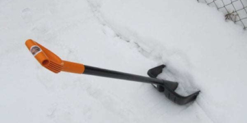 Гідний приклад: у Тернополі хлопці допомагали прибирати сніг на території лікарні міста