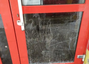 У Тернополі чоловік розбив ногою скло після зауваження продавчині одягнути маску