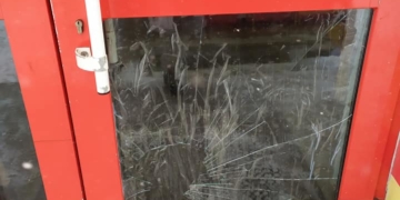 У Тернополі чоловік розбив ногою скло після зауваження продавчині одягнути маску