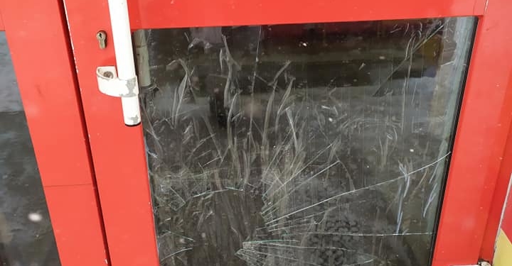 У Тернополі чоловік розбив ногою скло після зауваження продавчині одягнути маску