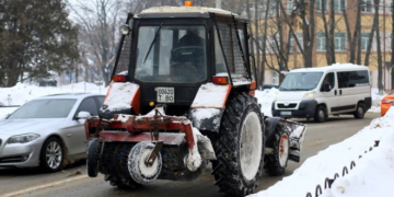 У Тернополі спецтехніка продовжує очищати вулиці від снігу