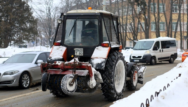 У Тернополі спецтехніка продовжує очищати вулиці від снігу