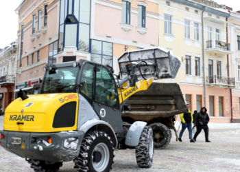 У Тернополі продовжують прибирати залишки снігу