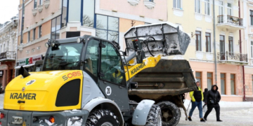 У Тернополі продовжують прибирати залишки снігу