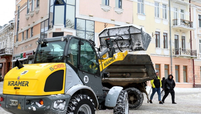 У Тернополі продовжують прибирати залишки снігу