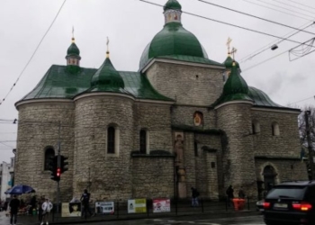 У Тернополі правоохооронці затримали жінку, яка заробляла на прожиття, обкрадаючи людей в храмах.