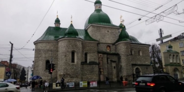 У Тернополі правоохооронці затримали жінку, яка заробляла на прожиття, обкрадаючи людей в храмах.