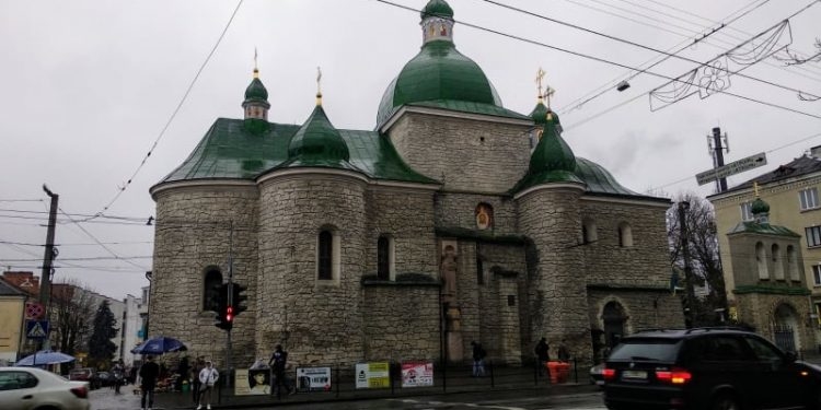 У Тернополі правоохооронці затримали жінку, яка заробляла на прожиття, обкрадаючи людей в храмах.