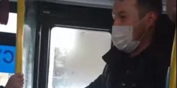 У Тернополі неадекватний пасажир лаявся та чіплявся до людей в автобусі (Відео)