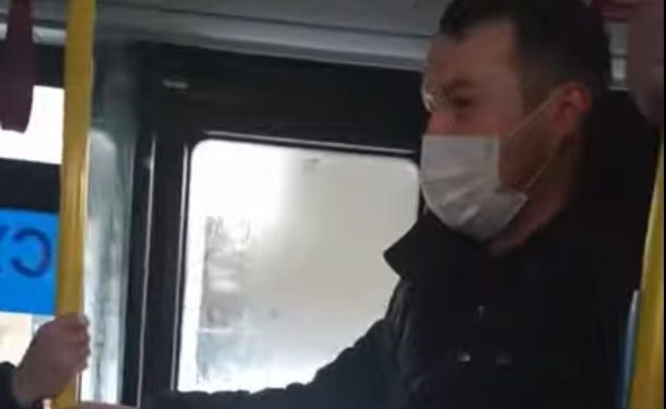 У Тернополі неадекватний пасажир лаявся та чіплявся до людей в автобусі (Відео)