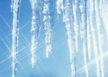 У Тернополі тривають роботи щодо усунення бурульків із дахів будинків