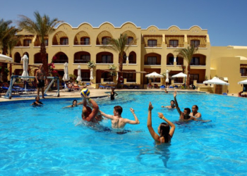 Розкішний готель безплатно лише за один поцілунок