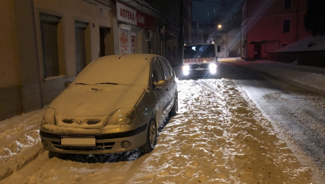 У Тернополі забирають на штрафмайданчик авто, які порушують правила паркування