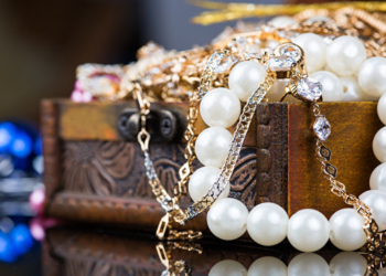 Ремонт ціною ювелірних виробів: на Тернопільщині юнаки обікрали жінку