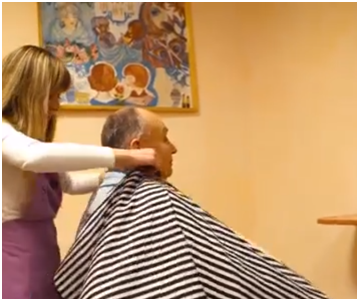 У Тернополі функціонує безкоштовна соціальна перукарня