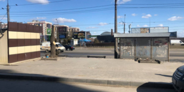 У Тернополі демонтували кіоск, через який підприємець пошкодив дерева