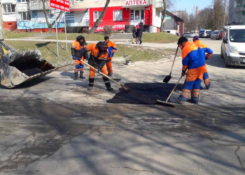 У Тернополі продовжують ліквідовувати глибокі вибоїни на дорогах