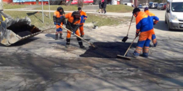 У Тернополі продовжують ліквідовувати глибокі вибоїни на дорогах