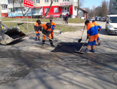 У Тернополі продовжують ліквідовувати глибокі вибоїни на дорогах