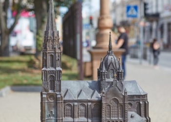 Володимир Кріса та Дмитро Мулярчук створюють мініатюрні моделі визначних споруд Тернополя (Відео)