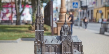 Володимир Кріса та Дмитро Мулярчук створюють мініатюрні моделі визначних споруд Тернополя (Відео)