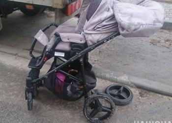 У Тернополі водій наїхав на коляску з дитиною, яку мама необачно викотила на дорогу