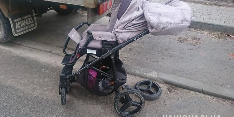 У Тернополі водій наїхав на коляску з дитиною, яку мама необачно викотила на дорогу