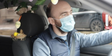 Тернопільський таксист прикрашає авто до кожного свята