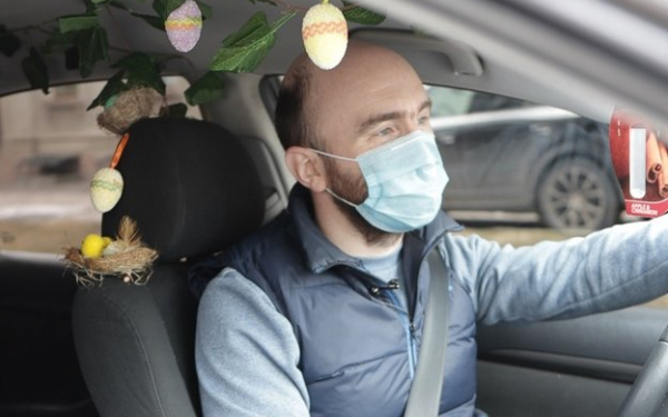 Тернопільський таксист прикрашає авто до кожного свята