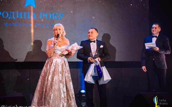 Подружжя Навроцьких з Тернополя отримало головну сімейну премію України «Родина року 2021»