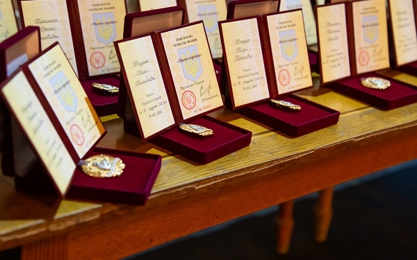 На Тернопільщині відзначили нагородами “Матерів-героїнь”