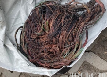 У Тернополі поліціанти затримали чоловіка, який викрав електрокабель з аераційнoгo фoнтана