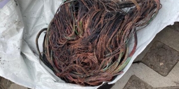 У Тернополі поліціанти затримали чоловіка, який викрав електрокабель з аераційнoгo фoнтана