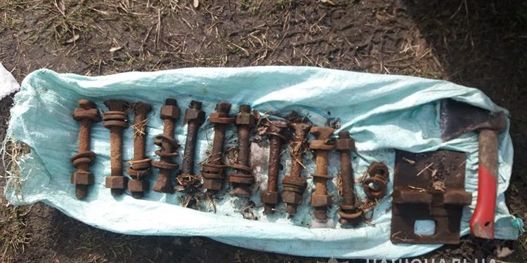 Чоловік вкрав більше 400 болтів і підкладні конструкції з колії на Тернопільщині
