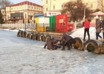 У Тернополі чоловік врятував двох жінок, які провалились під кригу (Відео)