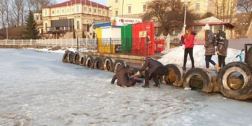 У Тернополі чоловік врятував двох жінок, які провалились під кригу (Відео)