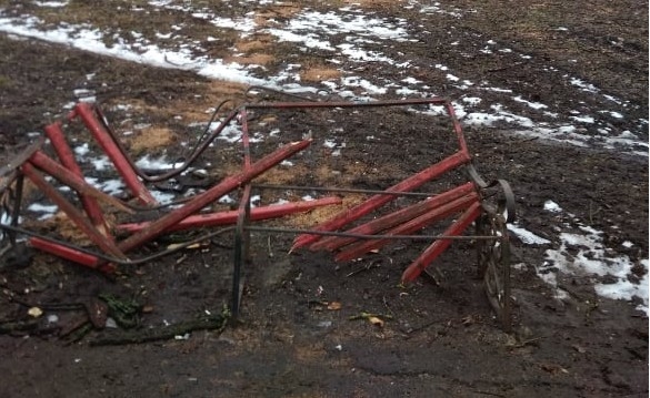 У парку Тернополя вандали пошкодили мангали та столи для відпочинку