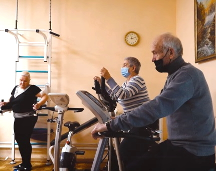 У Тернополі запрацювали спеціальні тренажери для літніх людей