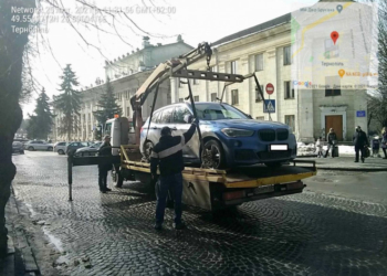 У Тернополі евакуюють транспортні засоби, водяї яких порушили правила паркування
