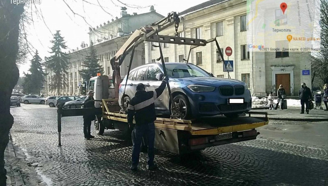У Тернополі евакуюють транспортні засоби, водяї яких порушили правила паркування