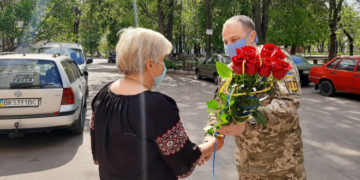 Тернополян закликають приєднатися до проєкту “Вшануй маму Захисника”