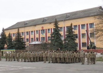 У Тернополі військових строковиків відправили у запас